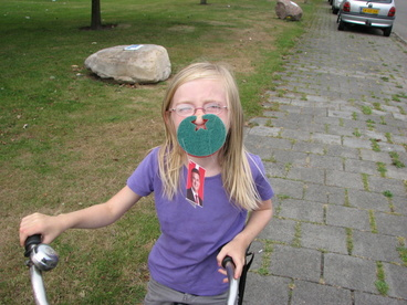 De kinderen uit de buurt waren om heel eigen redenen ook blij met de aanwezigheid van de SP!